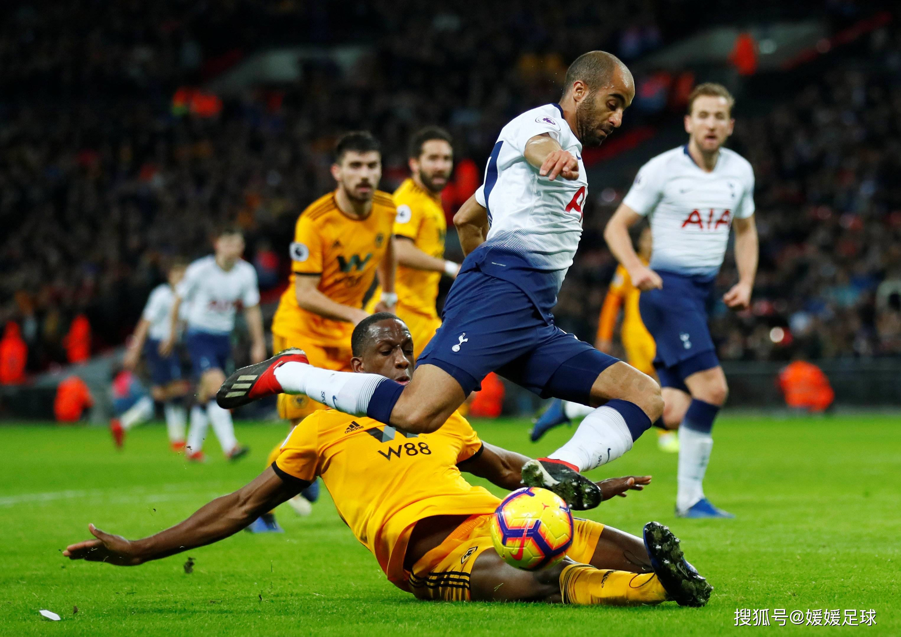 精彩的足球比赛在热火朝天的气氛中进行 精彩的足球比赛在热火朝天的气氛中进行