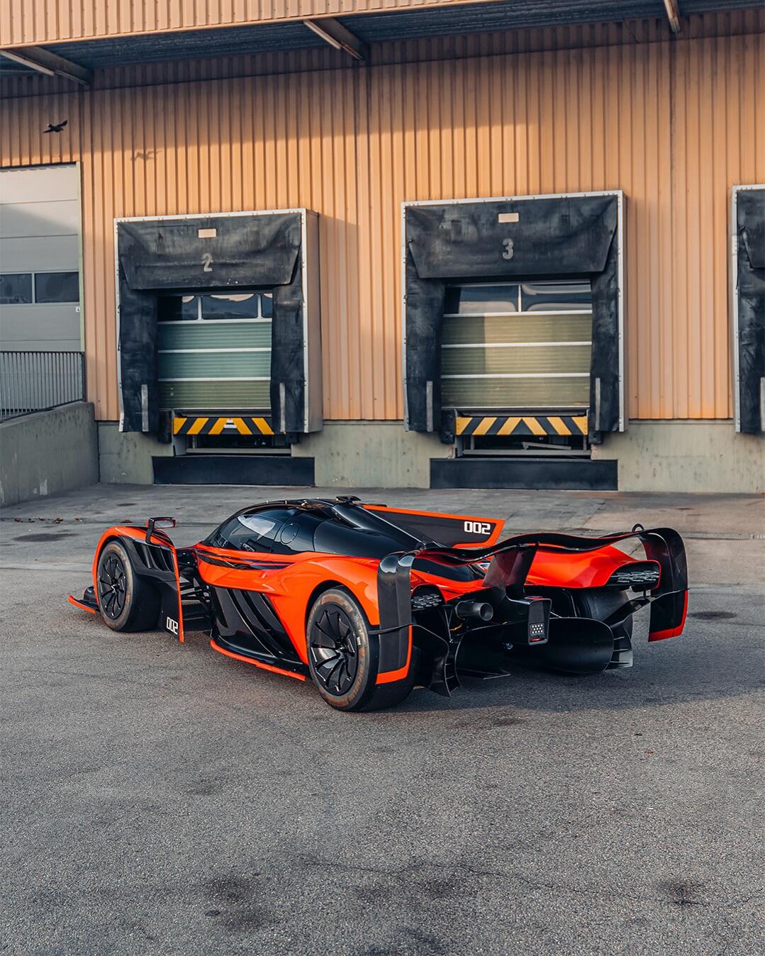 包含迈凯伦完胜阿斯顿马丁，皮亚斯特里高光表现的词条