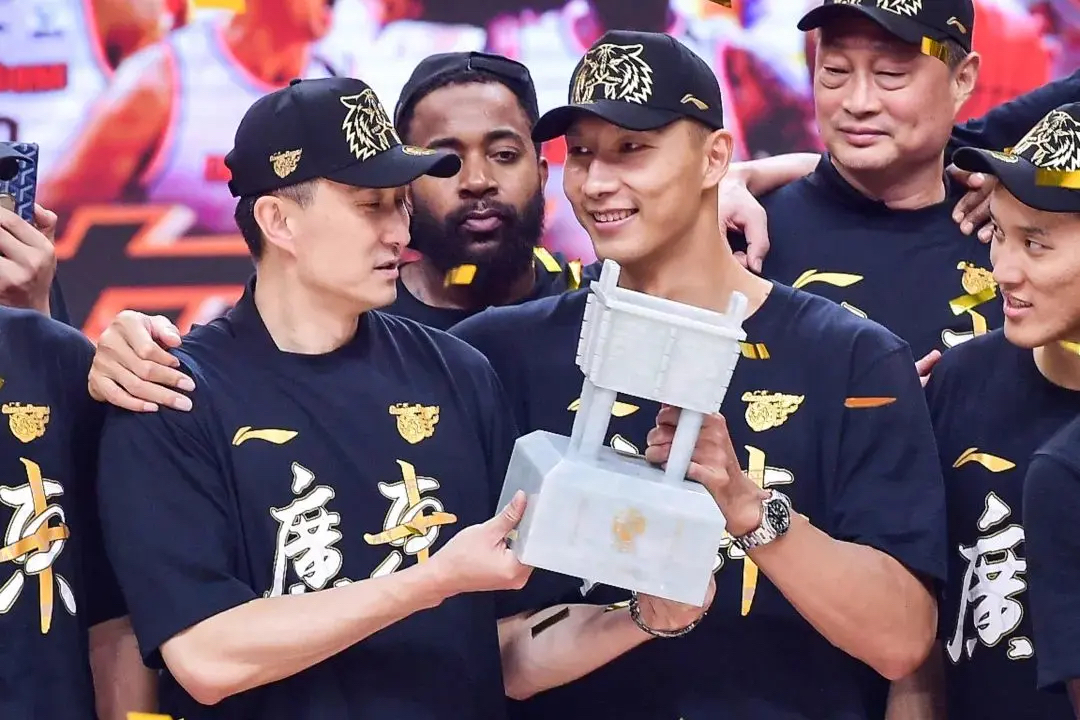 北京队完胜湖人，易建联惊艳四座的简单介绍