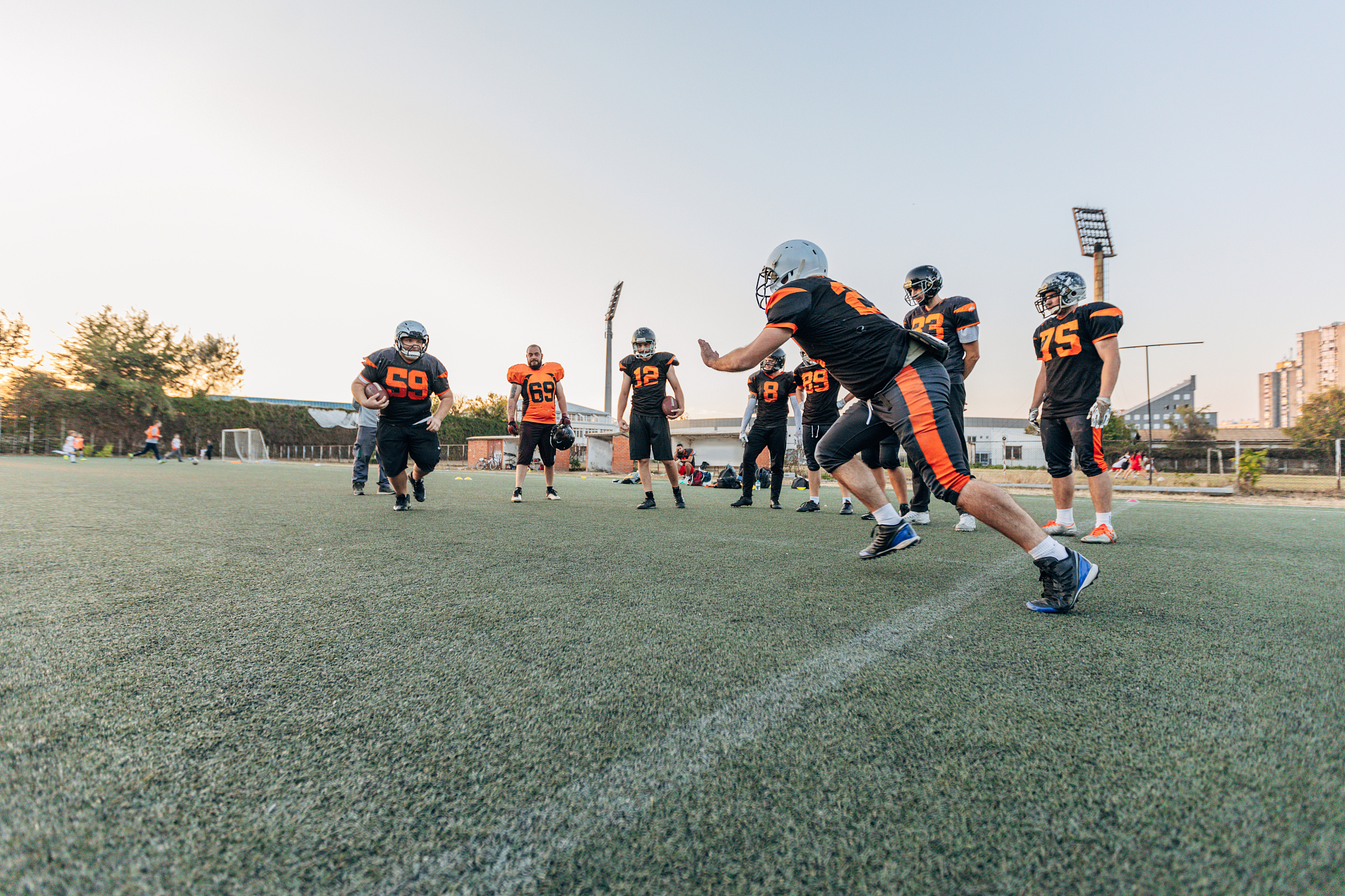 运动员的拼搏精神感染周围观众