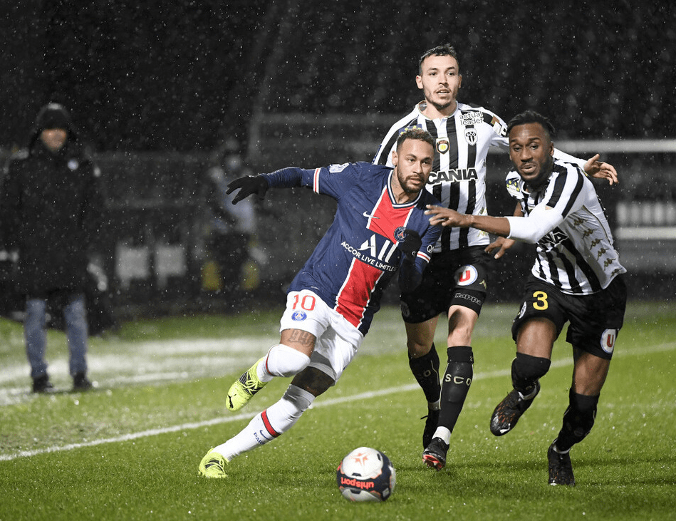 关于里尔战胜阿雅克肖，登顶积分榜的信息