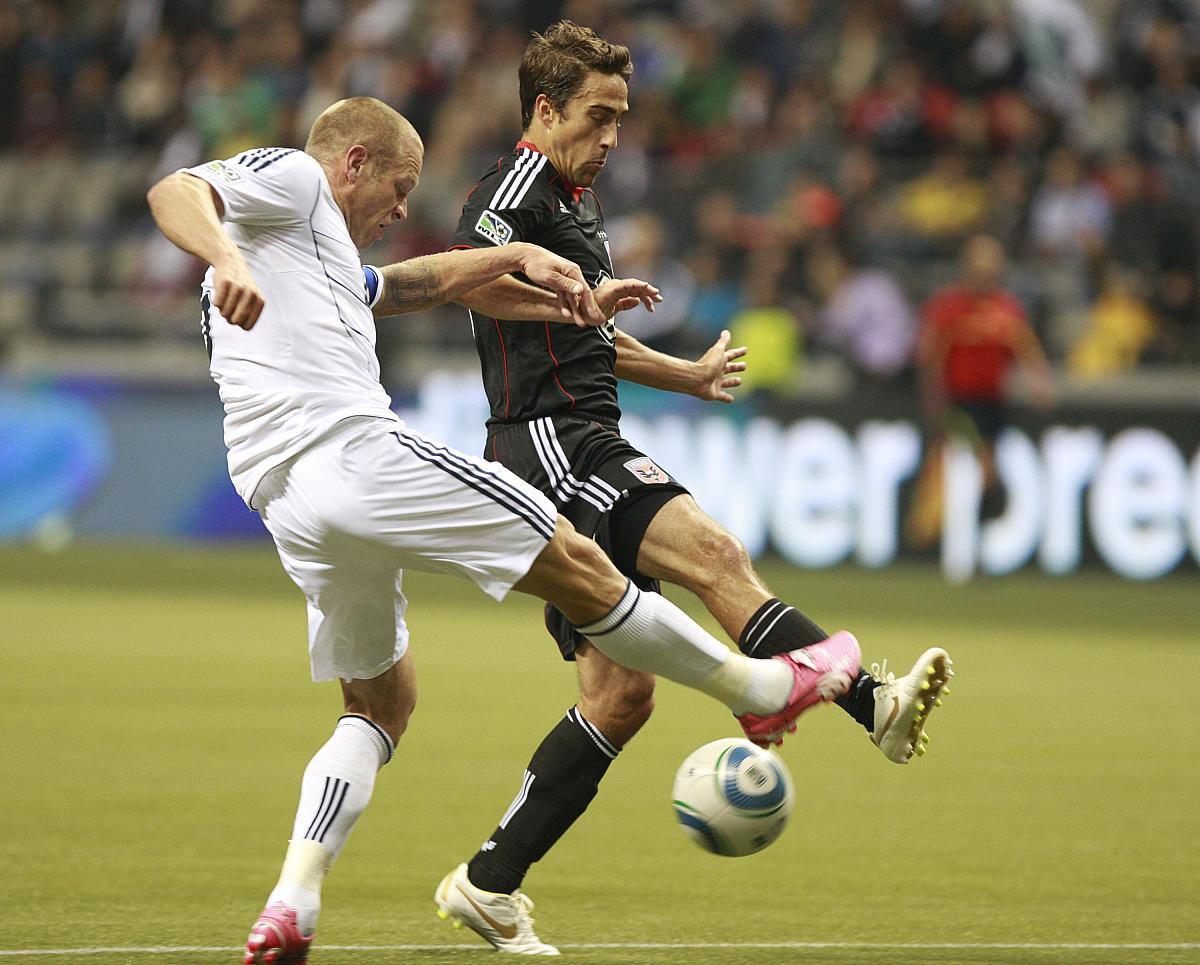 巴黎边锋助攻帽子戏法，助球队大胜对手