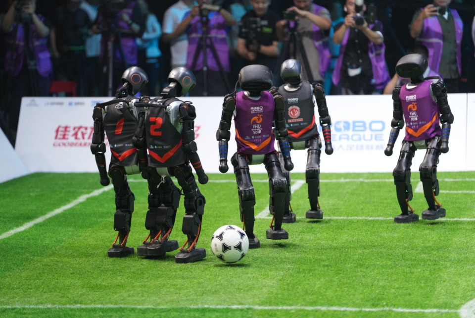 拉霸机器人在球场现身，引发球迷热议