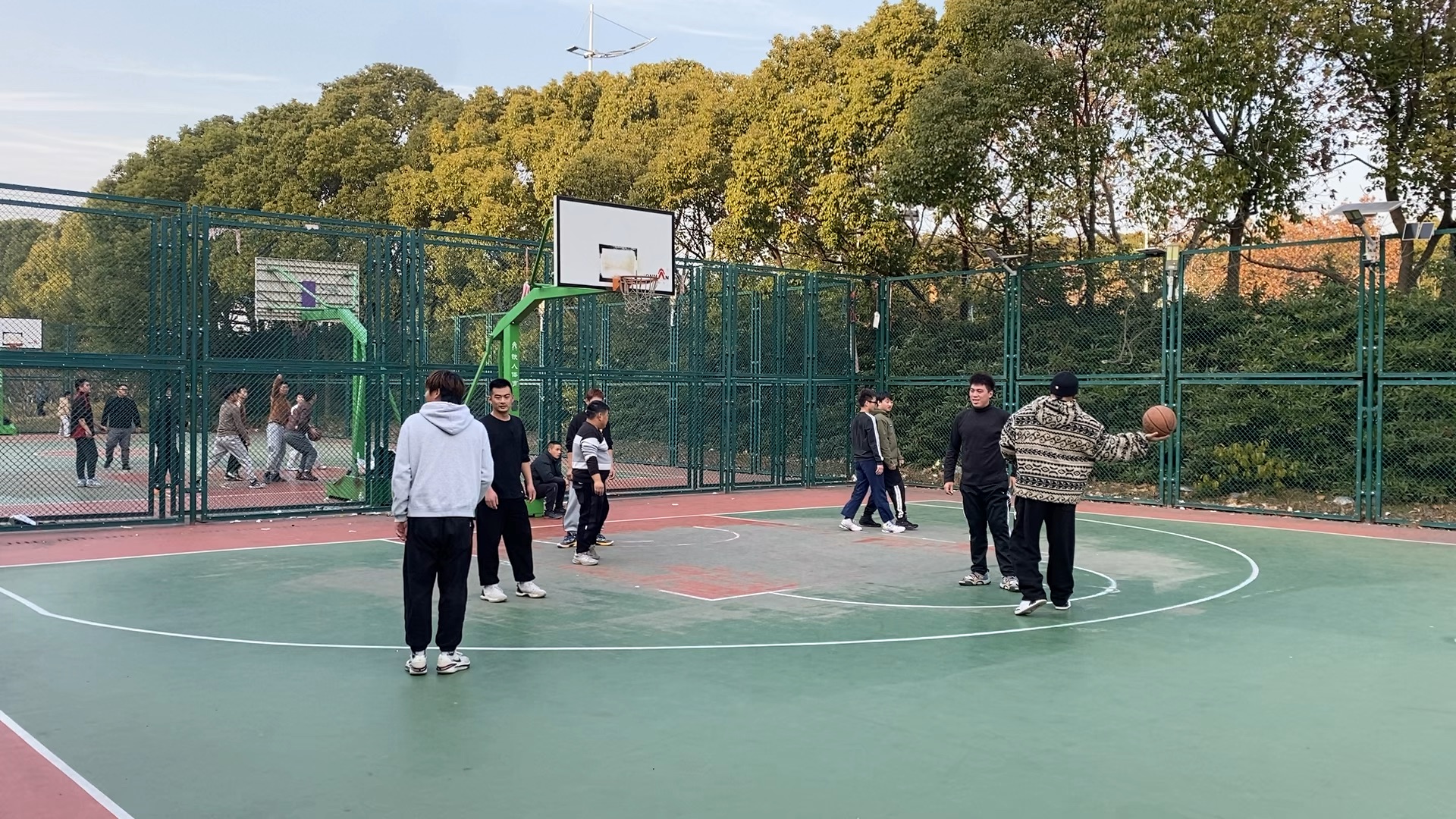 篮球赛场上呈现出色精彩竞技细节的简单介绍 篮球赛场上呈现出色精彩竞技细节的简单介绍