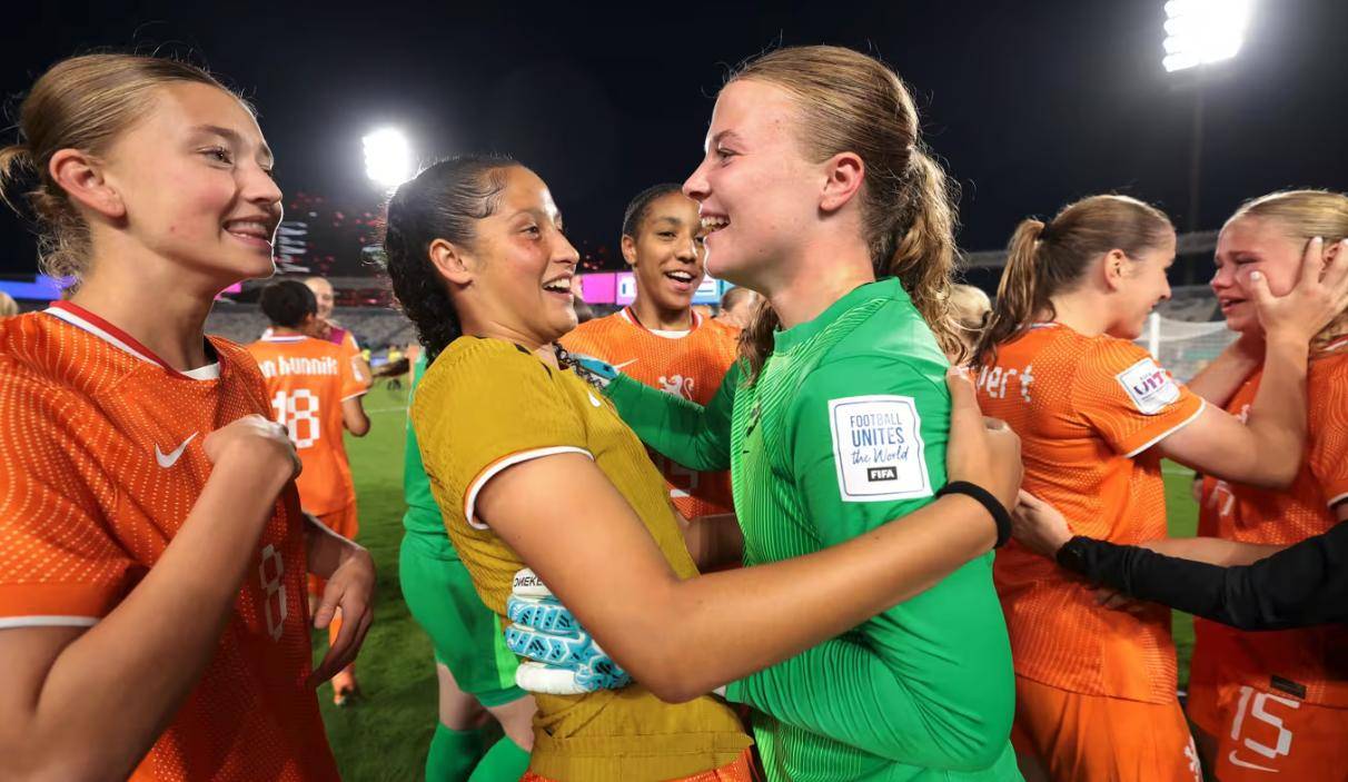 智利队员在女足比赛中展现实力 智利队员在女足比赛中展现实力