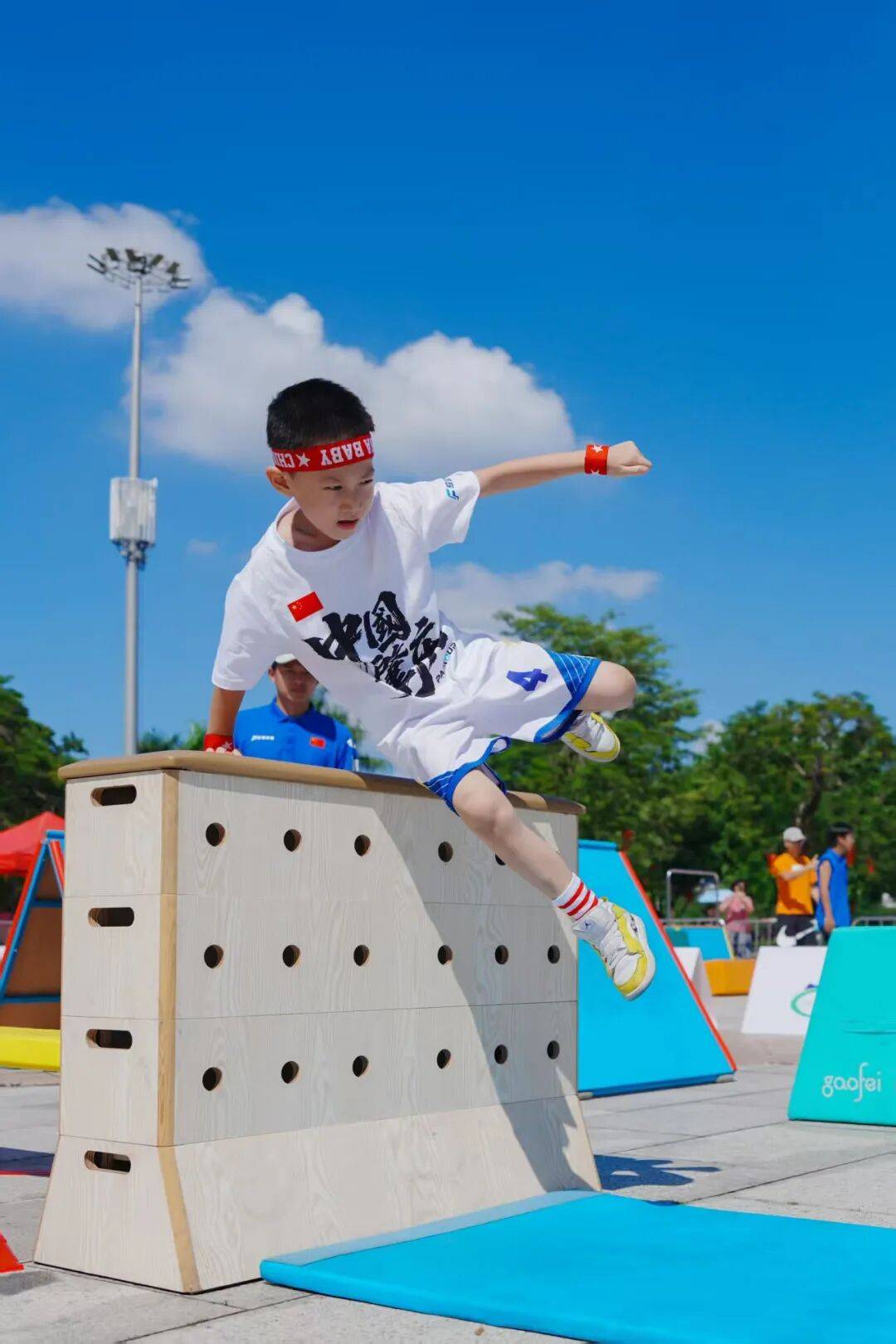 跑酷比赛选手高空翻转，惊险刺激