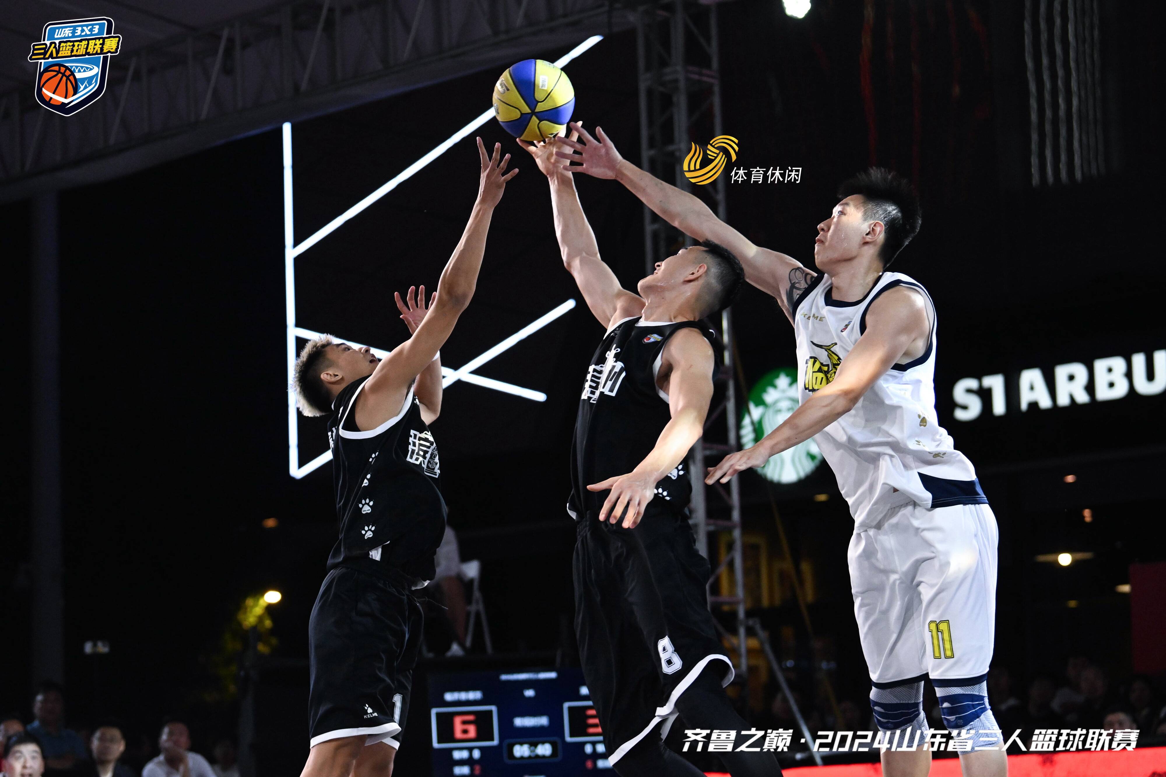 体育领域内的一场激烈篮球比赛备受关注