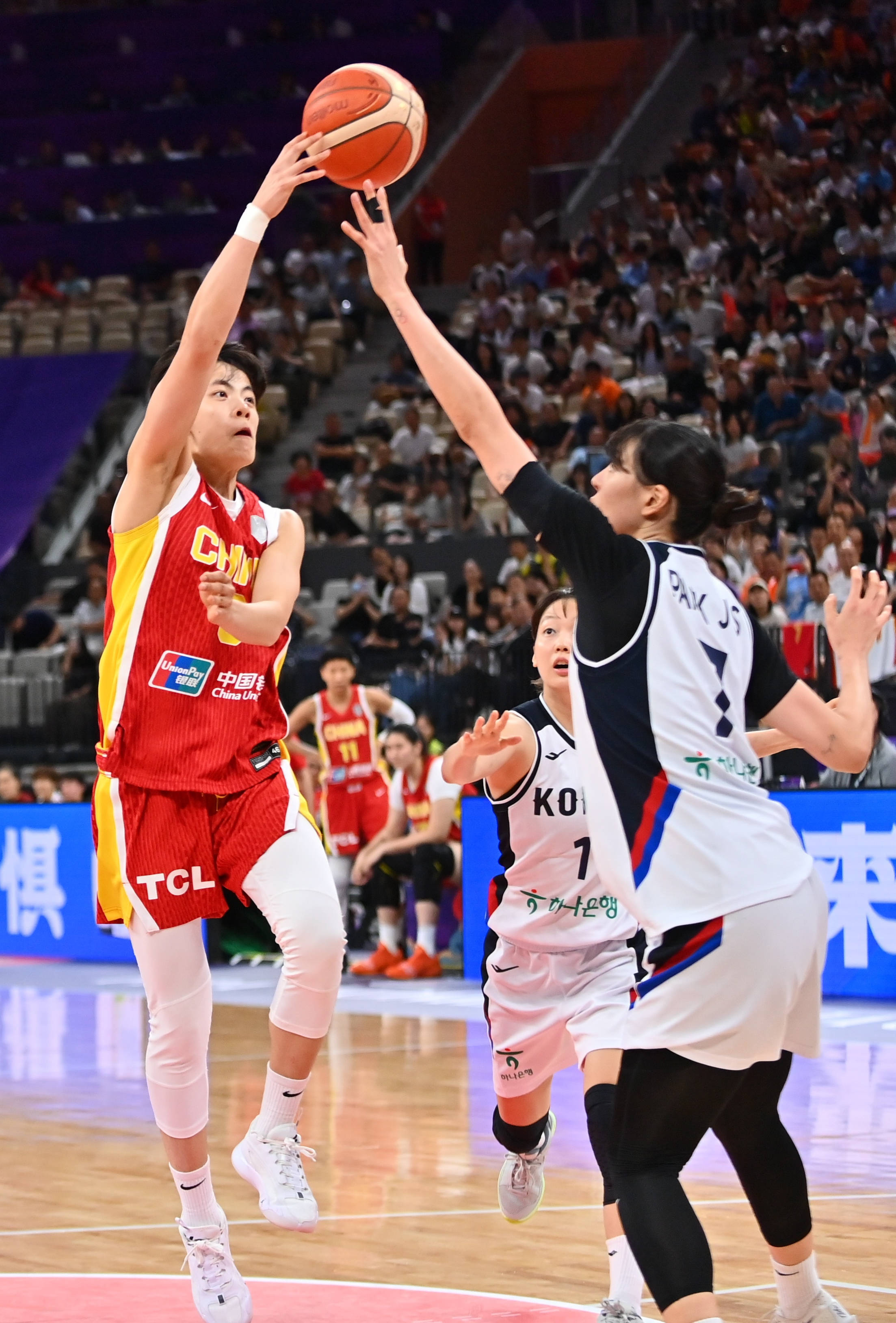 体育领域内的一场激烈篮球比赛备受关注