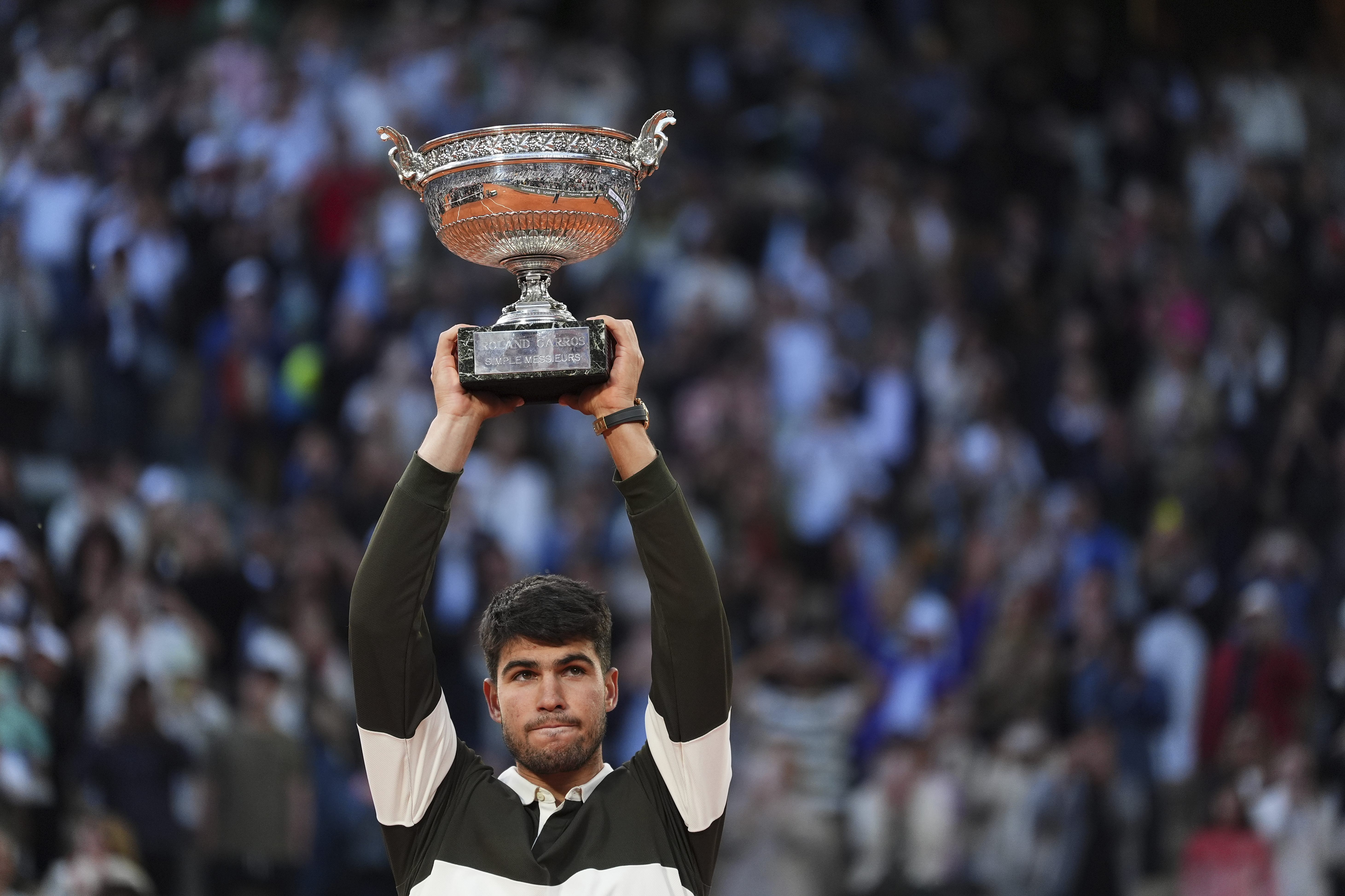 包含年终总决赛完胜法网，阿尔卡拉斯点燃赛场的词条