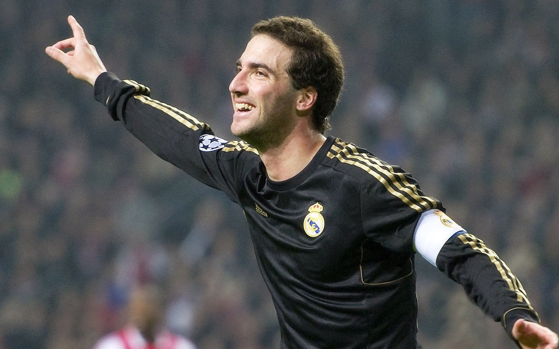 赛道与绿茵场,当F1争冠焦点战遇上荷兰斩落爱尔兰