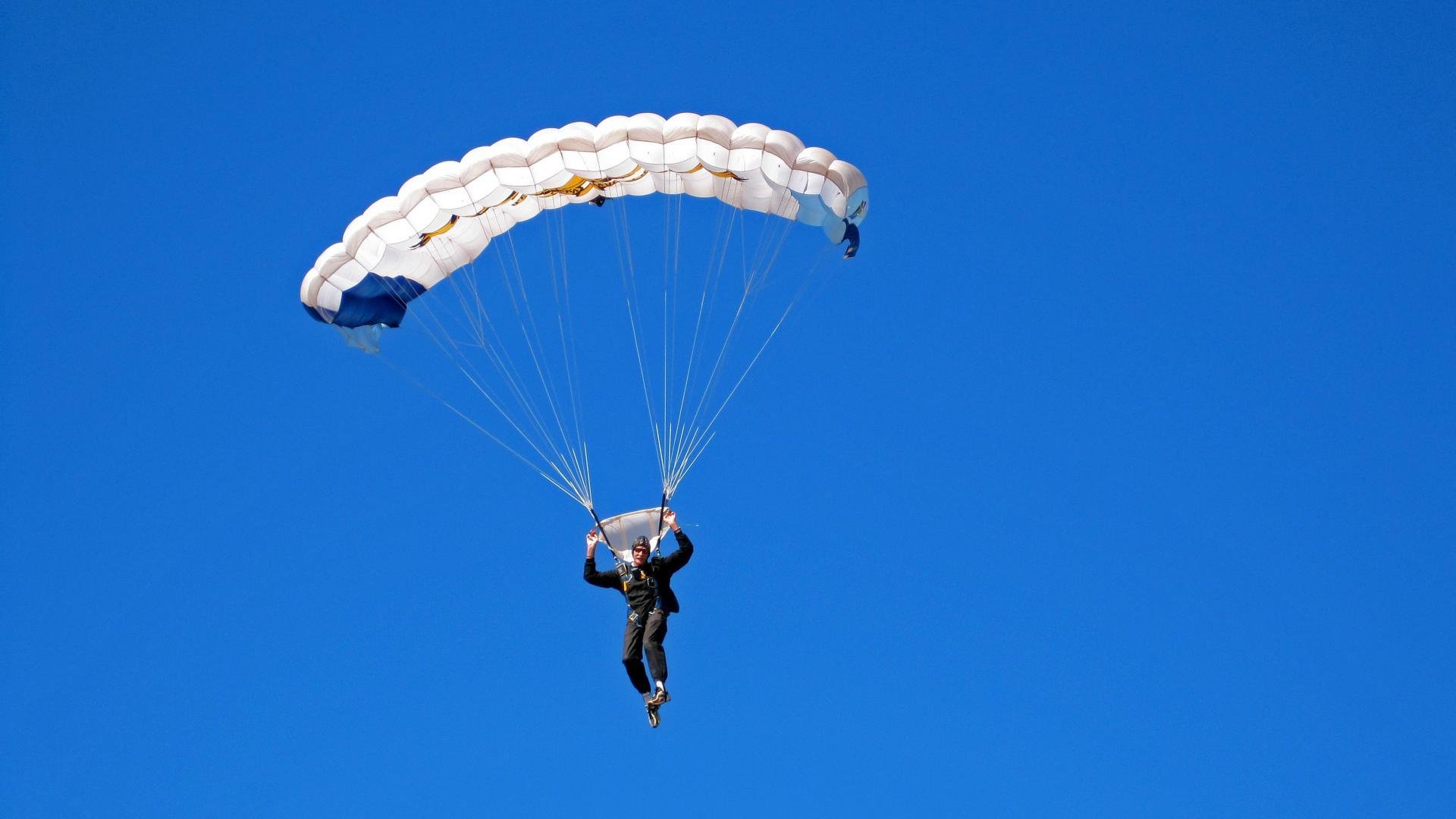 绿茵场上的碰撞与羽坛新星的飞跃，德国队力克中国队，李梓嘉刷新纪录的双重奏