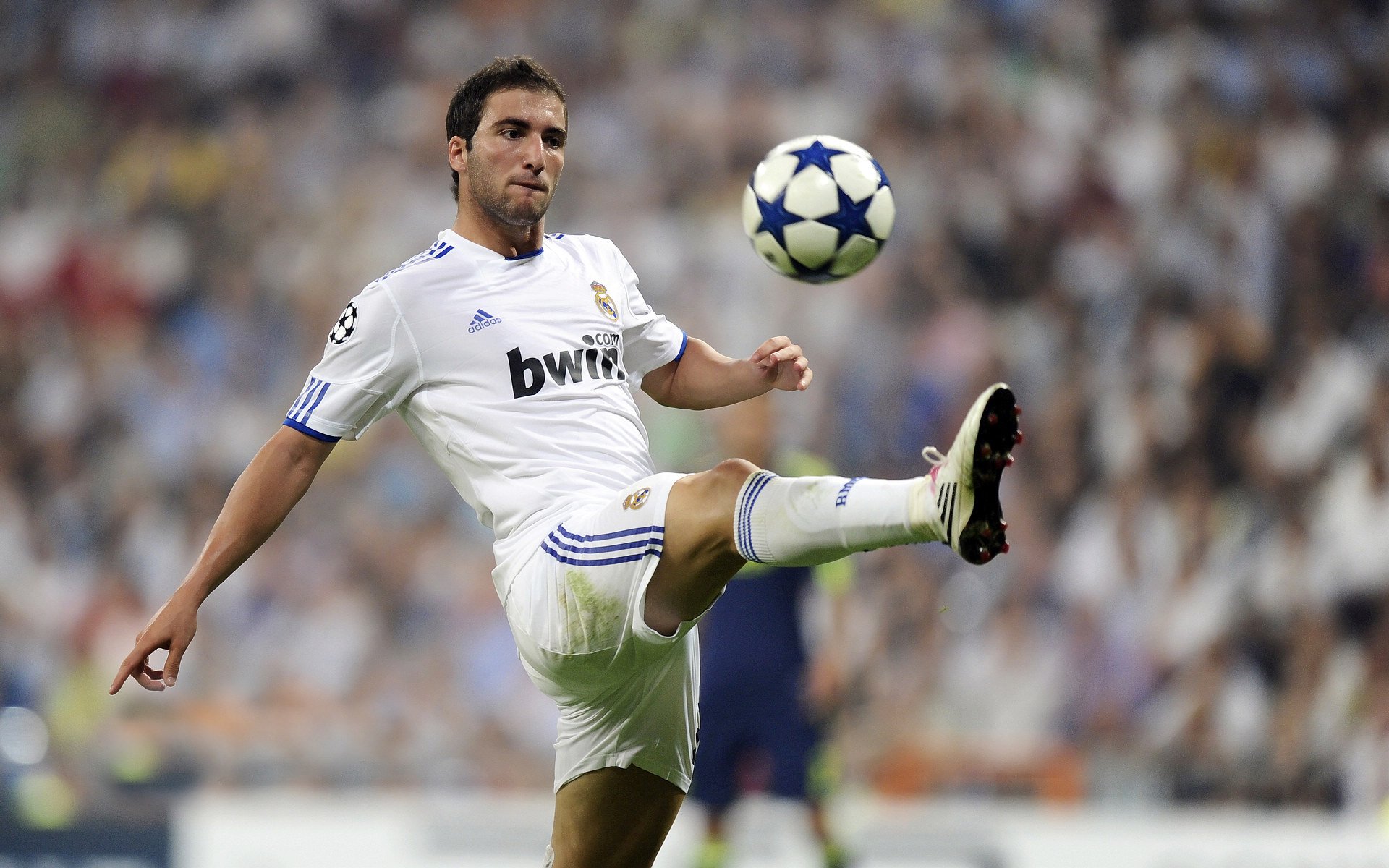 开云下载-伦纳德接管世界排名之战，爵士稳如磐石击溃猛龙